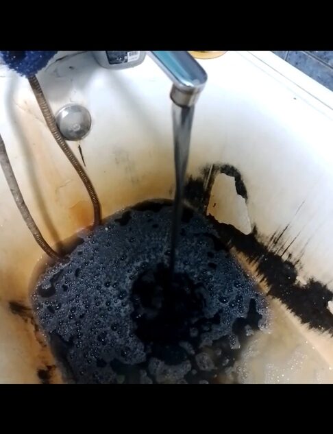 Жители Твери вынуждены мыться в черной воде