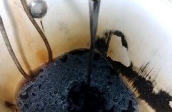 Жители Твери вынуждены мыться в черной воде