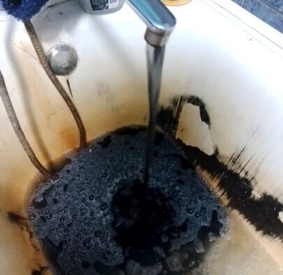 Жители Твери вынуждены мыться в черной воде