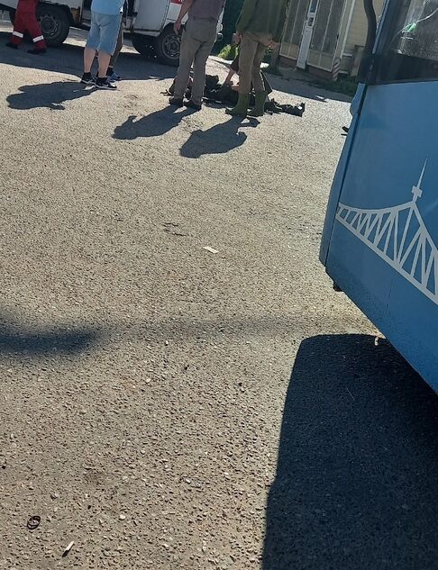 В Тверской области парень упал посреди дороги