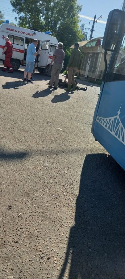 В Тверской области парень упал посреди дороги