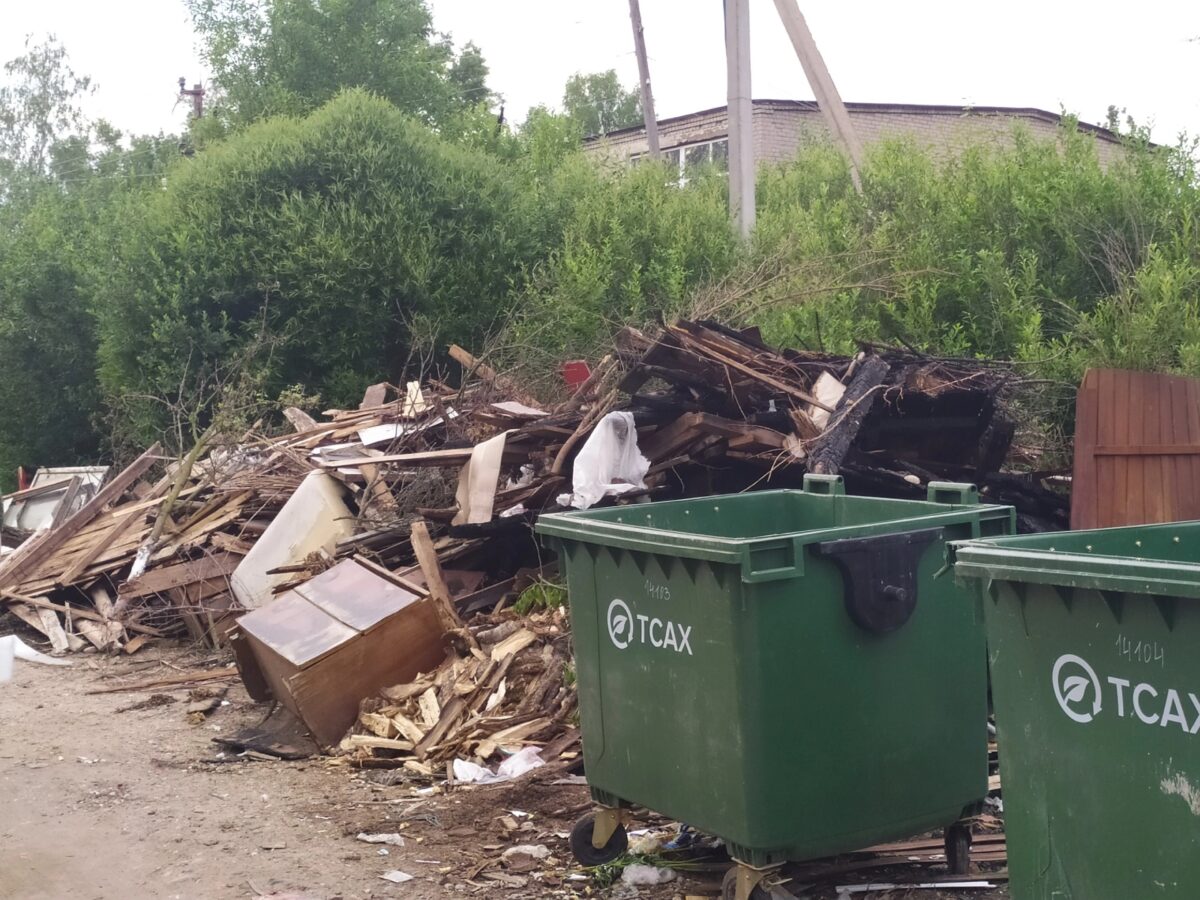 Горы крупногабаритного мусора скоро перекроют дорогу в Тверской области