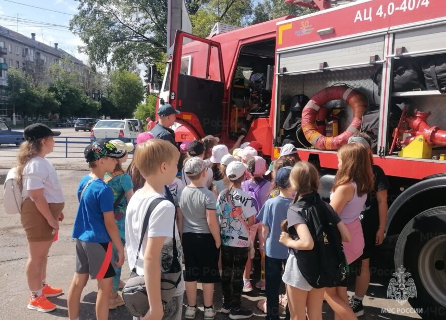 В Твери школьники пришли в гости к пожарным В Твери школьники пришли в гости к пожарным
