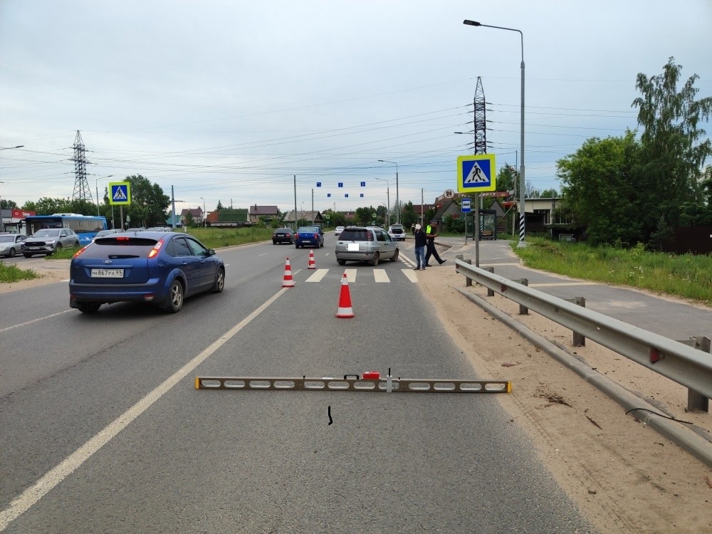 Пешеход попал под колёса иномарки на зебре в Твери