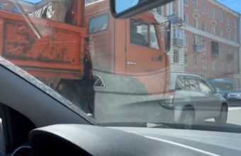 В Твери грузовик влетел в легковушку В Твери грузовик влетел в легковушку