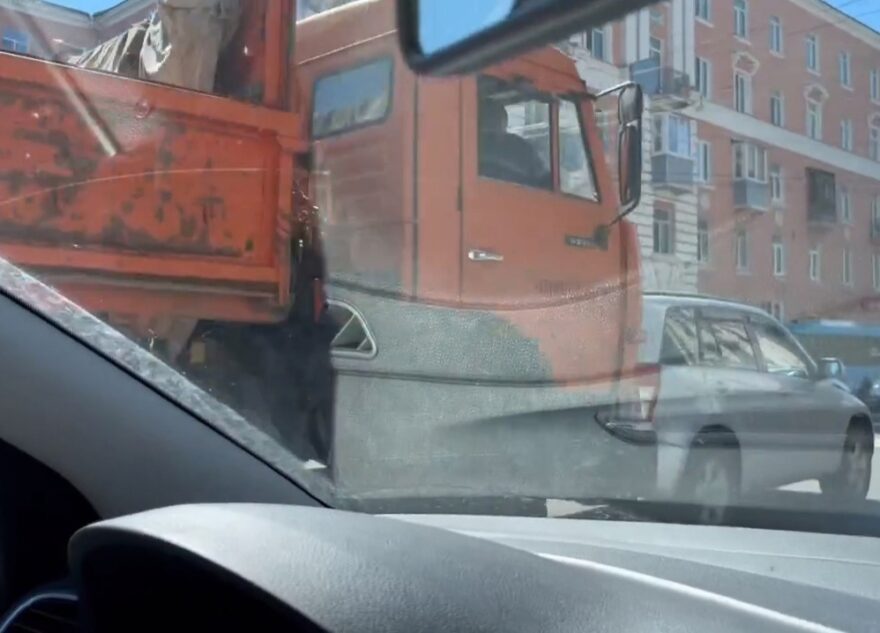 В Твери грузовик влетел в легковушку