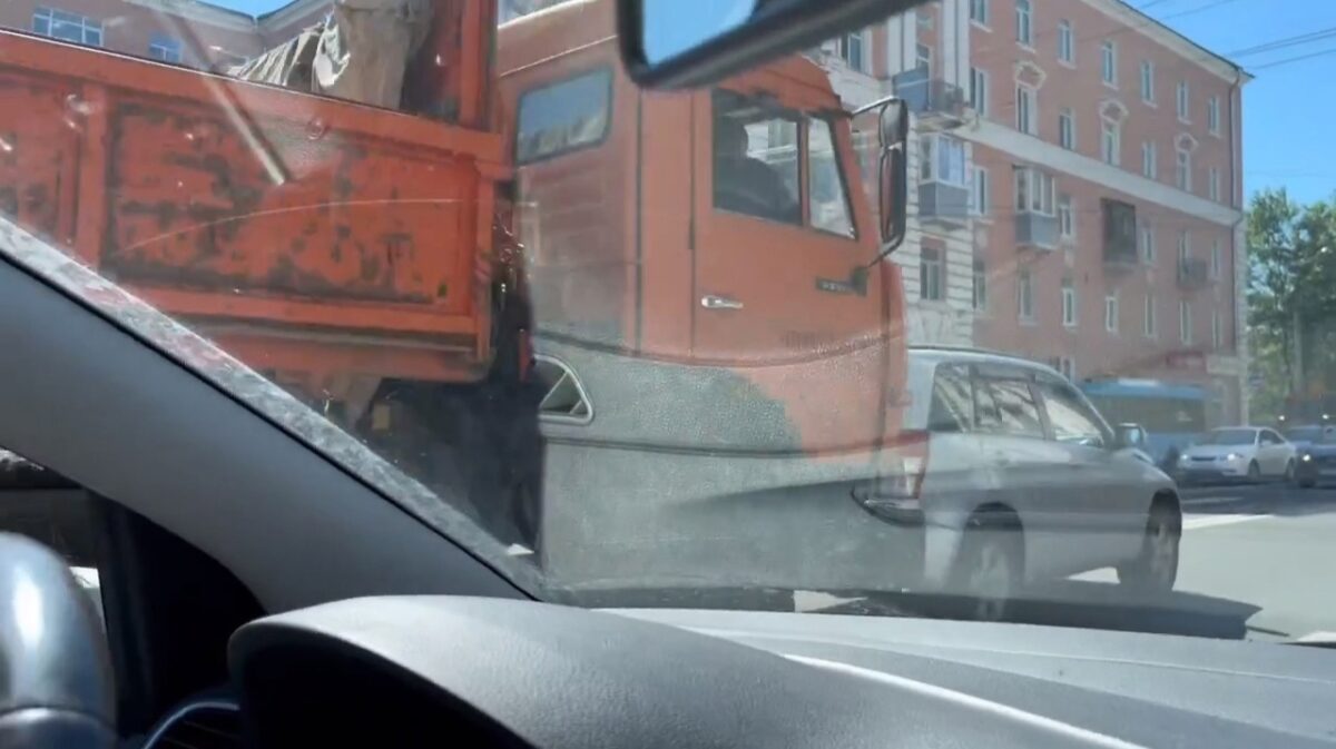 В Твери грузовик влетел в легковушку В Твери грузовик влетел в легковушку