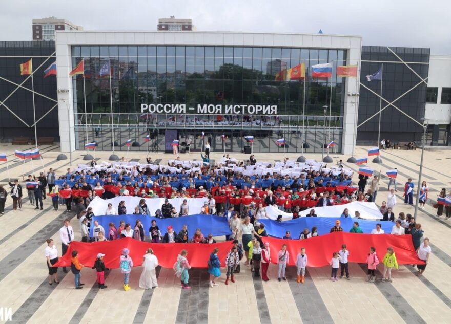 550 жителей Твери растянули огромный флаг Российской Федерации