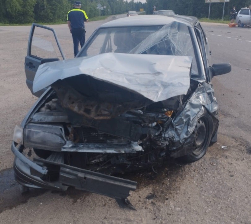 Три человека пострадали в столкновении двух отечественных легковушек в Тверской области