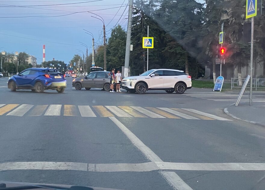 На перекрестке в Твери «Омода» въехала в «Датсун»