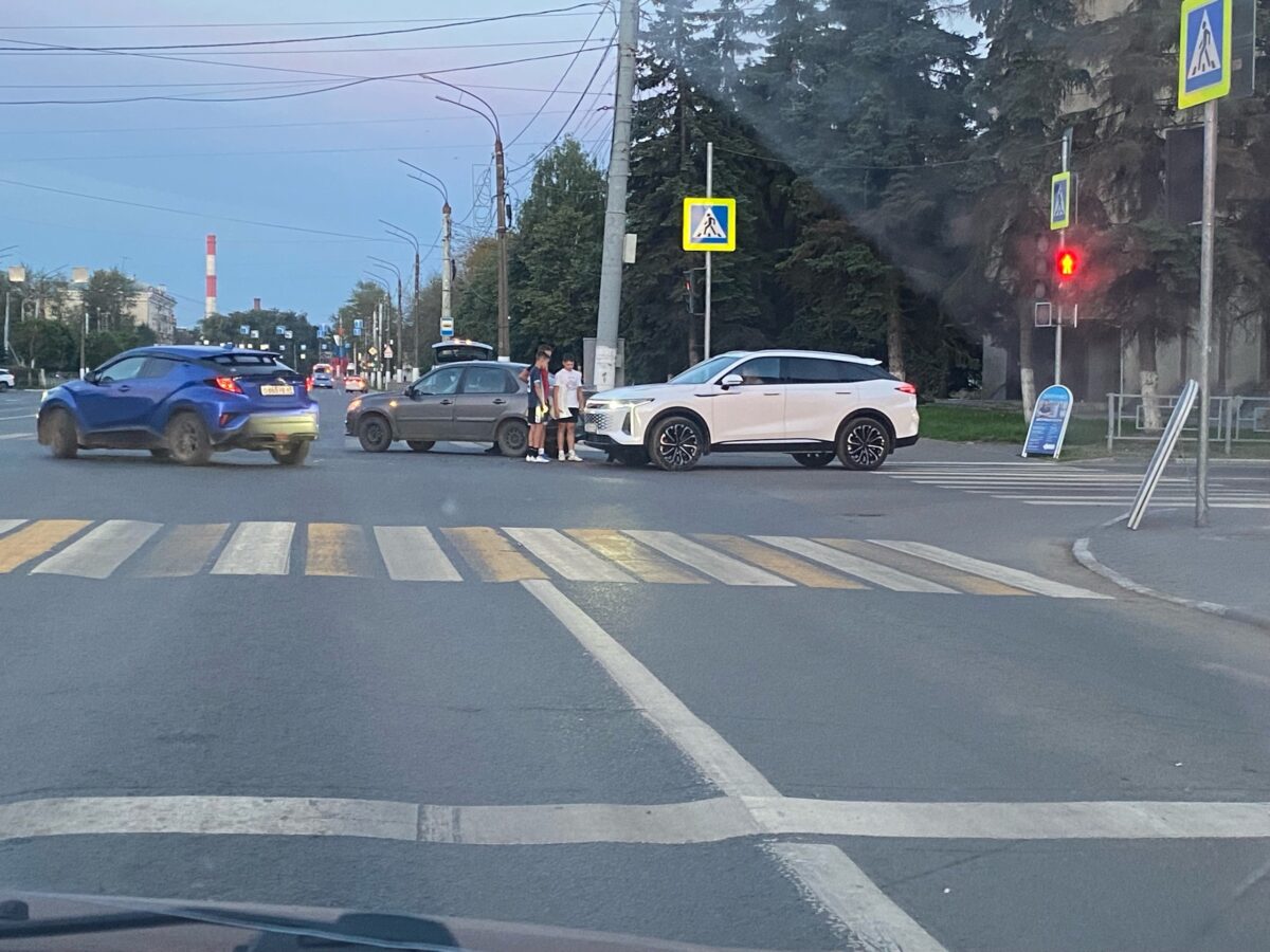 На перекрестке в Твери «Омода» въехала в «Датсун» | ТОП Тверь новости