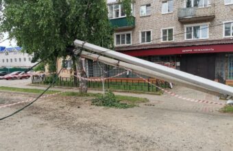 Негабаритный манипулятор перекрыл движение в Тверской области Негабаритный манипулятор перекрыл движение в Тверской области