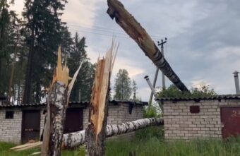 В Тверской области прошел сильный ураган: повалены деревья и затоплены улицы В Тверской области прошел сильный ураган: повалены деревья и затоплены улицы