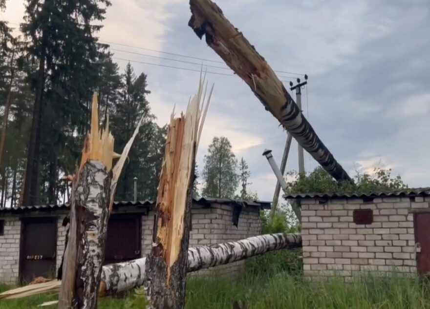 В Тверской области прошел сильный ураган: повалены деревья и затоплены улицы