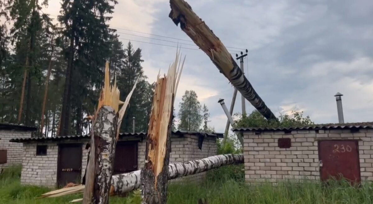 В Тверской области прошел сильный ураган: повалены деревья и затоплены  улицы | ТОП Тверь новости