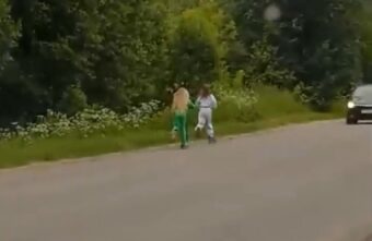 Под Тверью дети катаются на самокатах среди машин