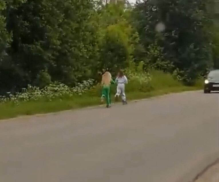 Под Тверью дети катаются на самокатах среди машин