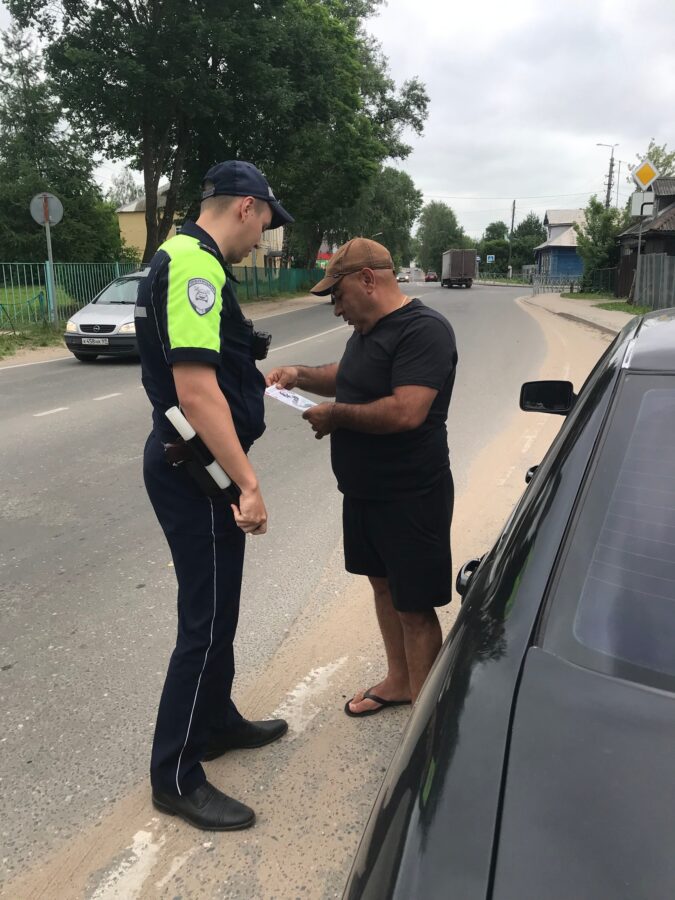 В Лихославле водителей тормозили для вручения памяток