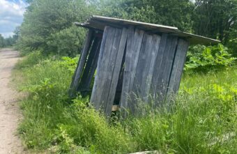 Жители Тверской области просят не путать автобусную остановку с туалетом Жители Тверской области просят не путать автобусную остановку с туалетом