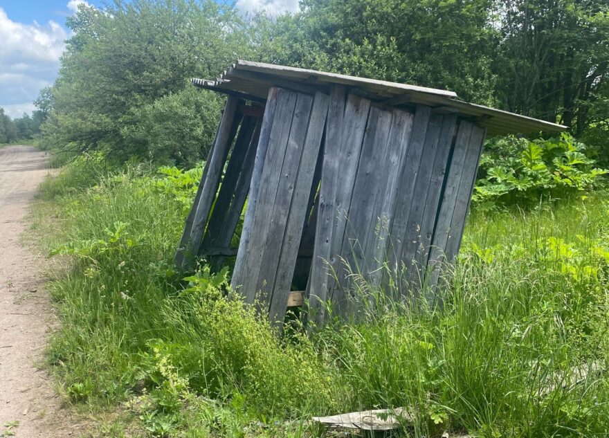 Жители Тверской области просят не путать автобусную остановку с туалетом