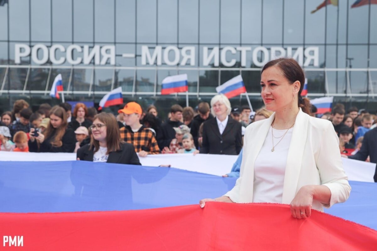 550 жителей Твери растянули огромный флаг Российской Федерации