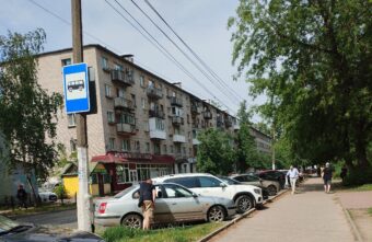 Жители Твери начали парковать машины на автобусных остановках Жители Твери начали парковать машины на автобусных остановках