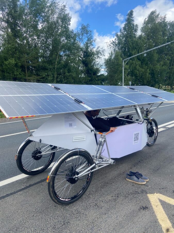 Через Тверскую область проезжает мужчина на необычном солнцемобиле