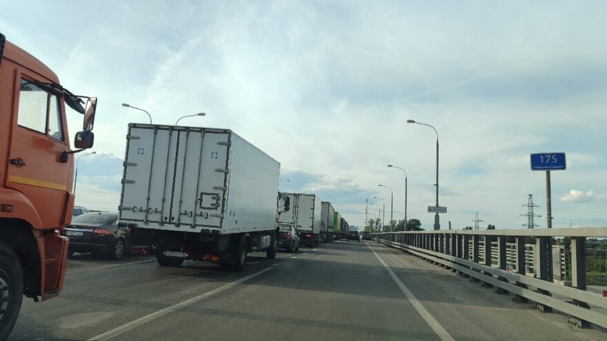 На мосту в Твери образовалась большая пробка