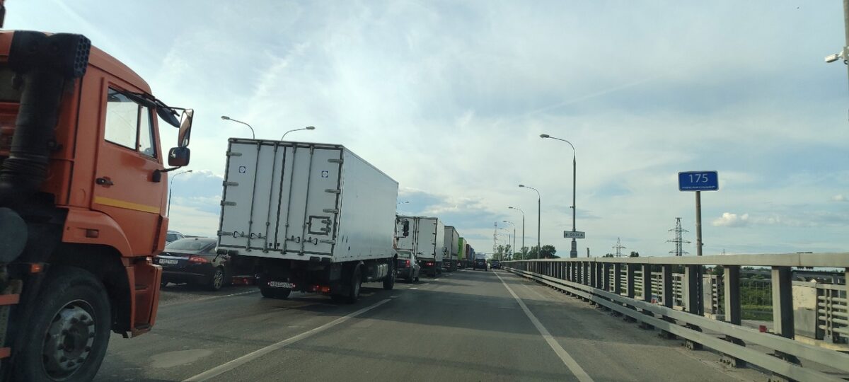 На мосту в Твери образовалась большая пробка