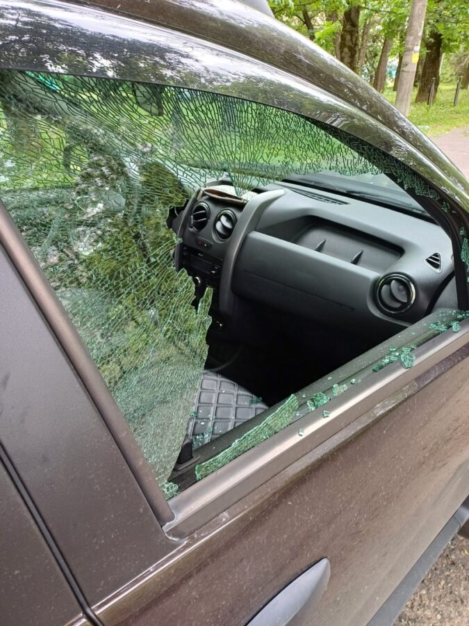Тверитянка пожаловалась на разбитое стекло автомобиля