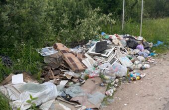 Жители Тверской области устроили свалку рядом с новыми пустыми контейнерами