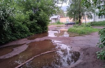 После дождя в Твери затопило двор После дождя в Твери затопило двор