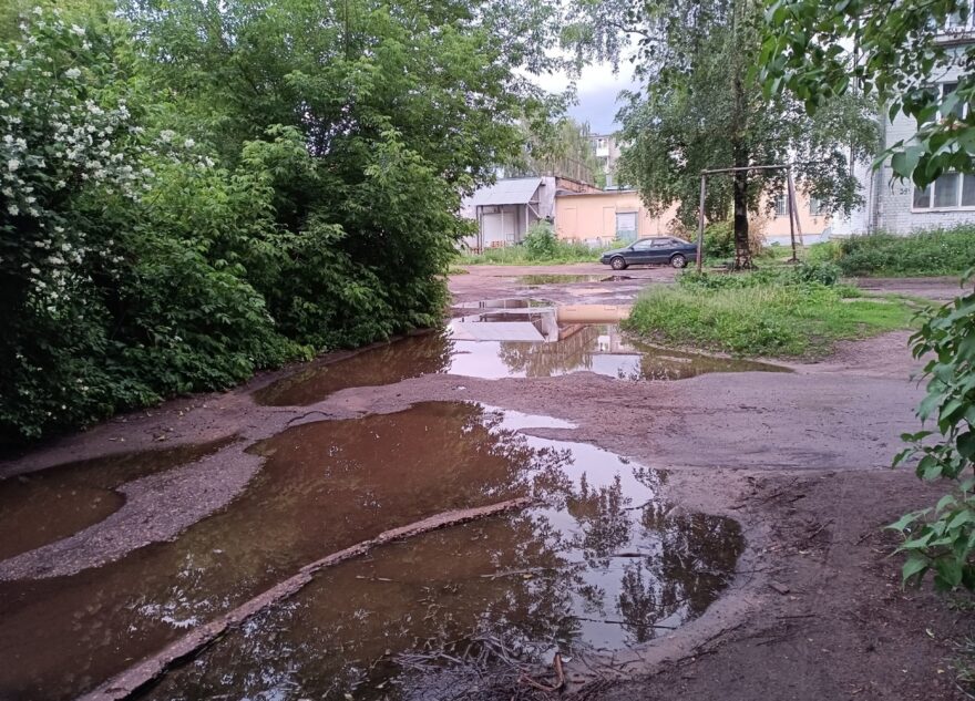 После дождя в Твери затопило двор