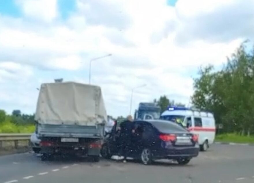 В Тверской области произошло массовое ДТП с грузовиком