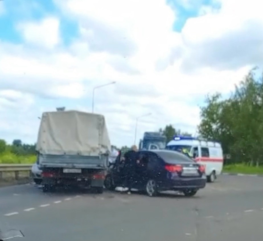 В Тверской области произошло массовое ДТП с грузовиком