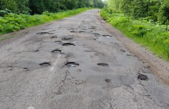 На "убитой" дороге в Тверской области после трех ремонтов ямы по пояс На "убитой" дороге в Тверской области после трех ремонтов ямы по пояс