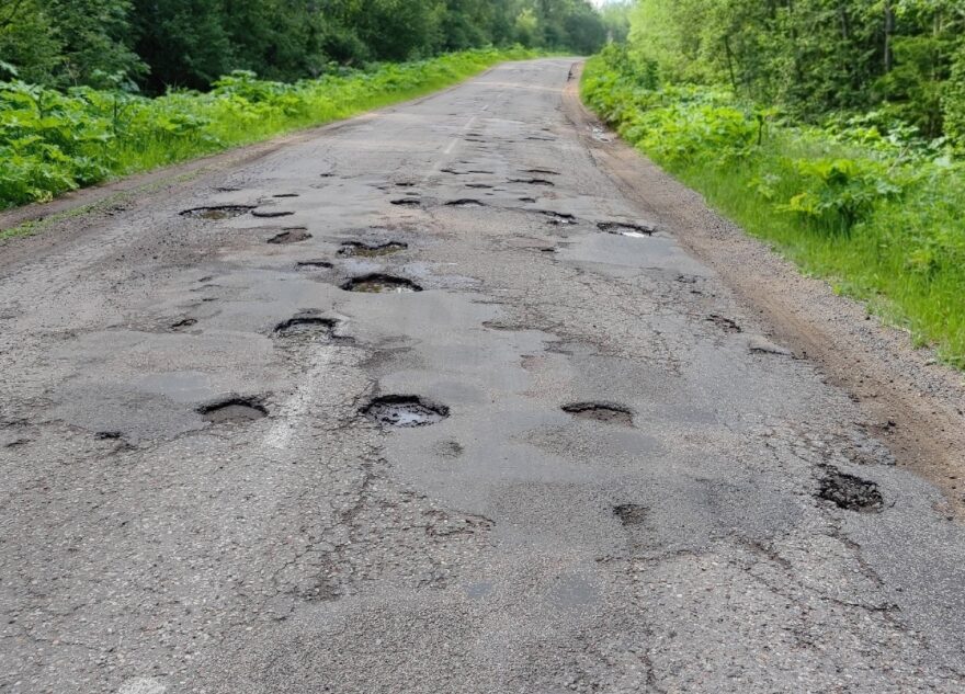 На "убитой" дороге в Тверской области после трех ремонтов ямы по пояс На "убитой" дороге в Тверской области после трех ремонтов ямы по пояс