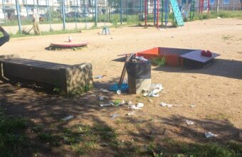 В Тверской области детская площадка стала для местных жителей помойкой В Тверской области детская площадка стала для местных жителей помойкой