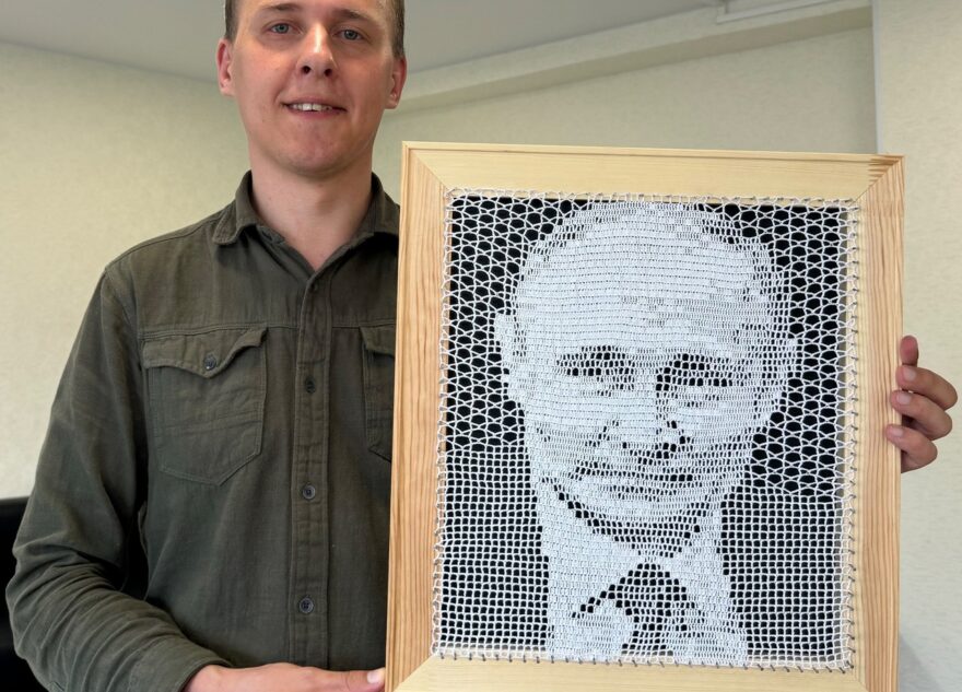 Волонтер из Тверской области Николай Романенко связал крючком портрет Владимира Путина