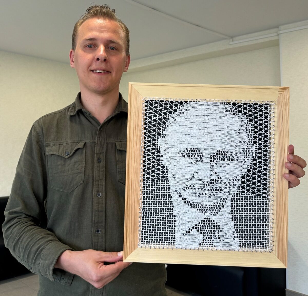 Волонтер из Тверской области Николай Романенко связал крючком портрет Владимира Путина