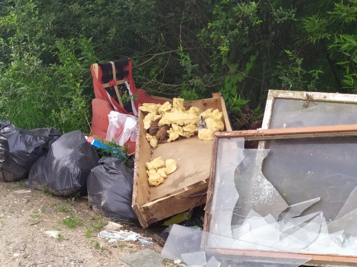 Горы крупногабаритного мусора скоро перекроют дорогу в Тверской области