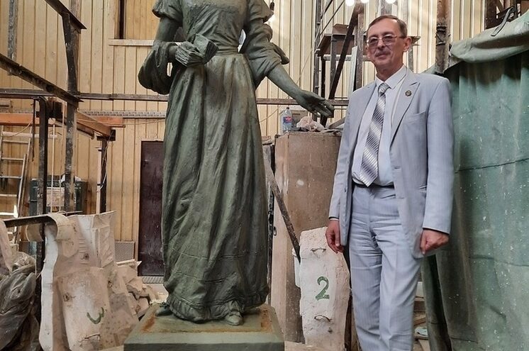 Глава округа в Тверской области сделал совместное фото с помещицей-основательницей поселка Оленино