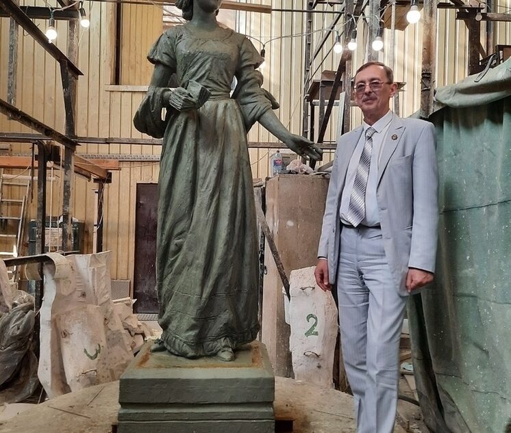 Глава округа в Тверской области сделал совместное фото с помещицей-основательницей поселка Оленино