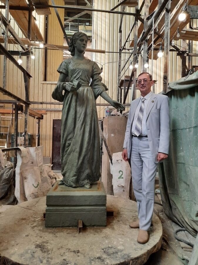 Глава округа в Тверской области сделал совместное фото с помещицей-основательницей поселка Оленино Глава округа в Тверской области сделал совместное фото с помещицей-основательницей поселка Оленино