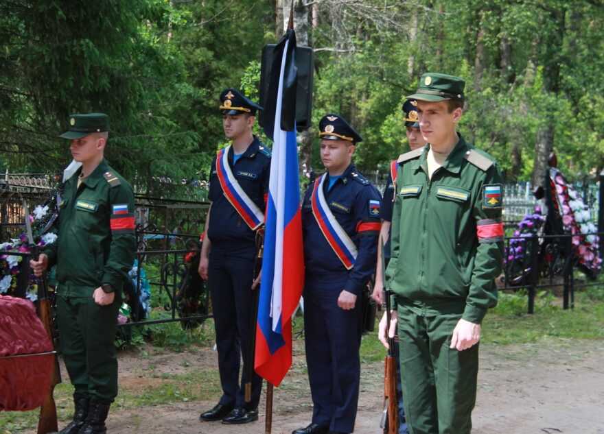 В Тверской области проводили в последний путь разведчика-сапера