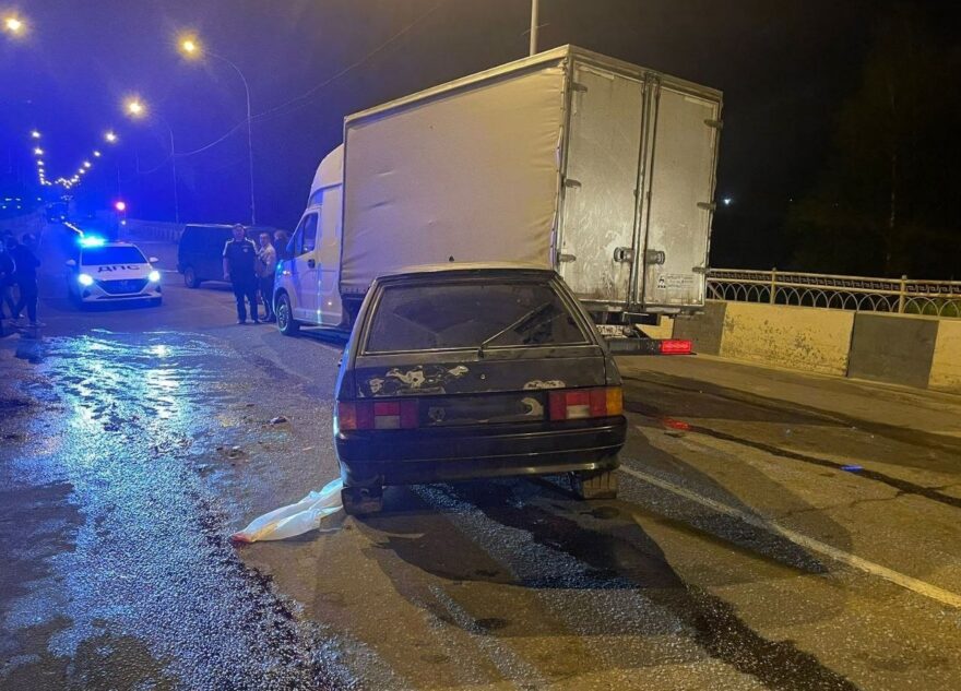 В Тверской области на мосту под ГАЗель попал ВАЗ, погиб 25-летний водитель