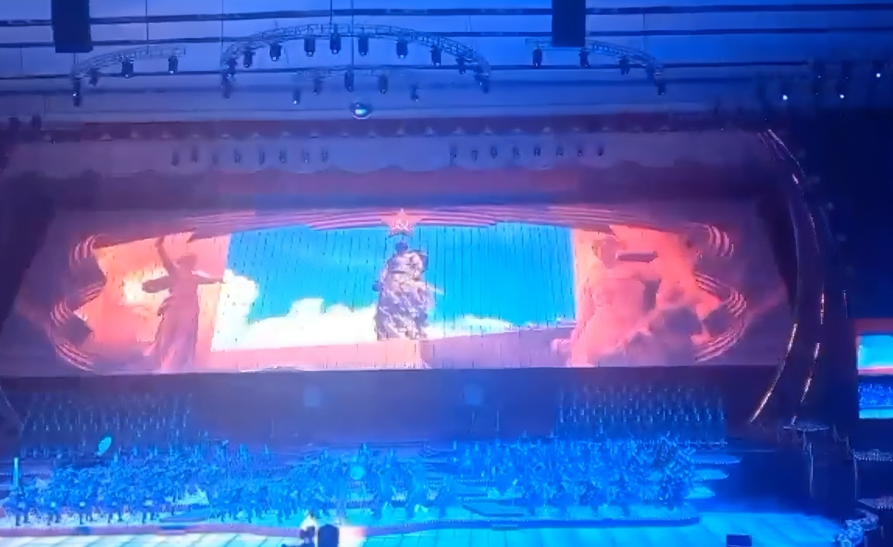 На концерте в Северной Корее Путина порадовали кадрами Ржевского мемориала