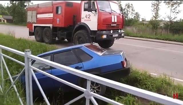 В Тверской области водитель ВАЗа, чтобы избежать столкновения, вылетел в кювет В Тверской области водитель ВАЗа, чтобы избежать столкновения, вылетел в кювет