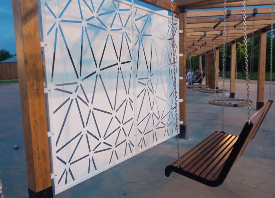 В Тверской области новые качели установили в упор к стене