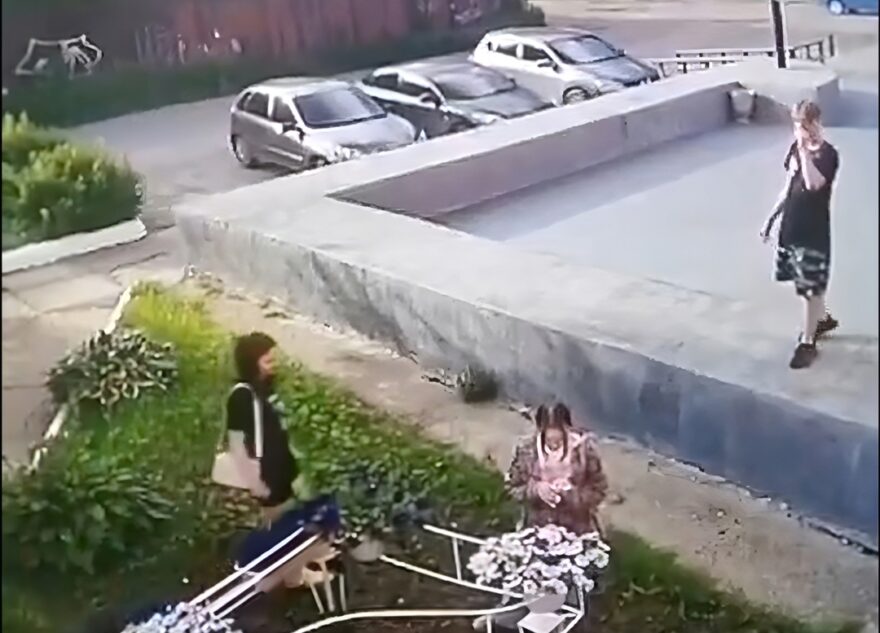 В Тверской области подростки-вандалы безжалостно вырвали цветы у театра В Тверской области подростки-вандалы безжалостно вырвали цветы у театра
